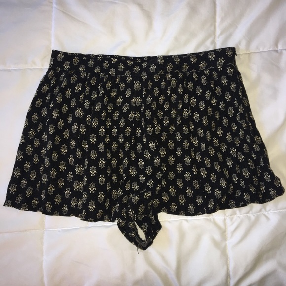 Black shorts - Picture 2 of 3